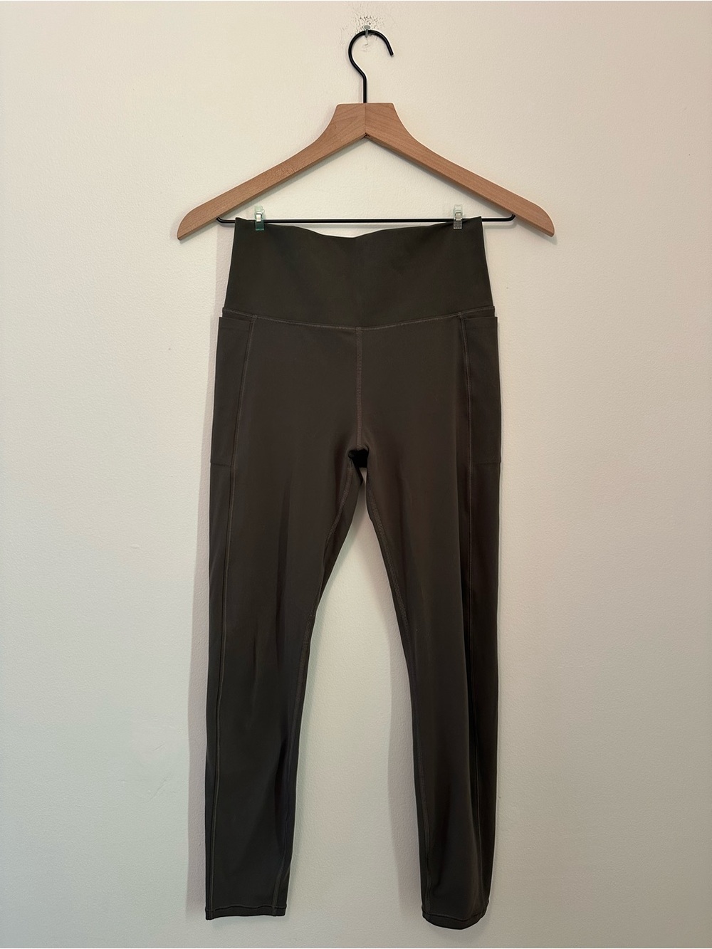 Vuori Studio Pocket Legging in Forest Green